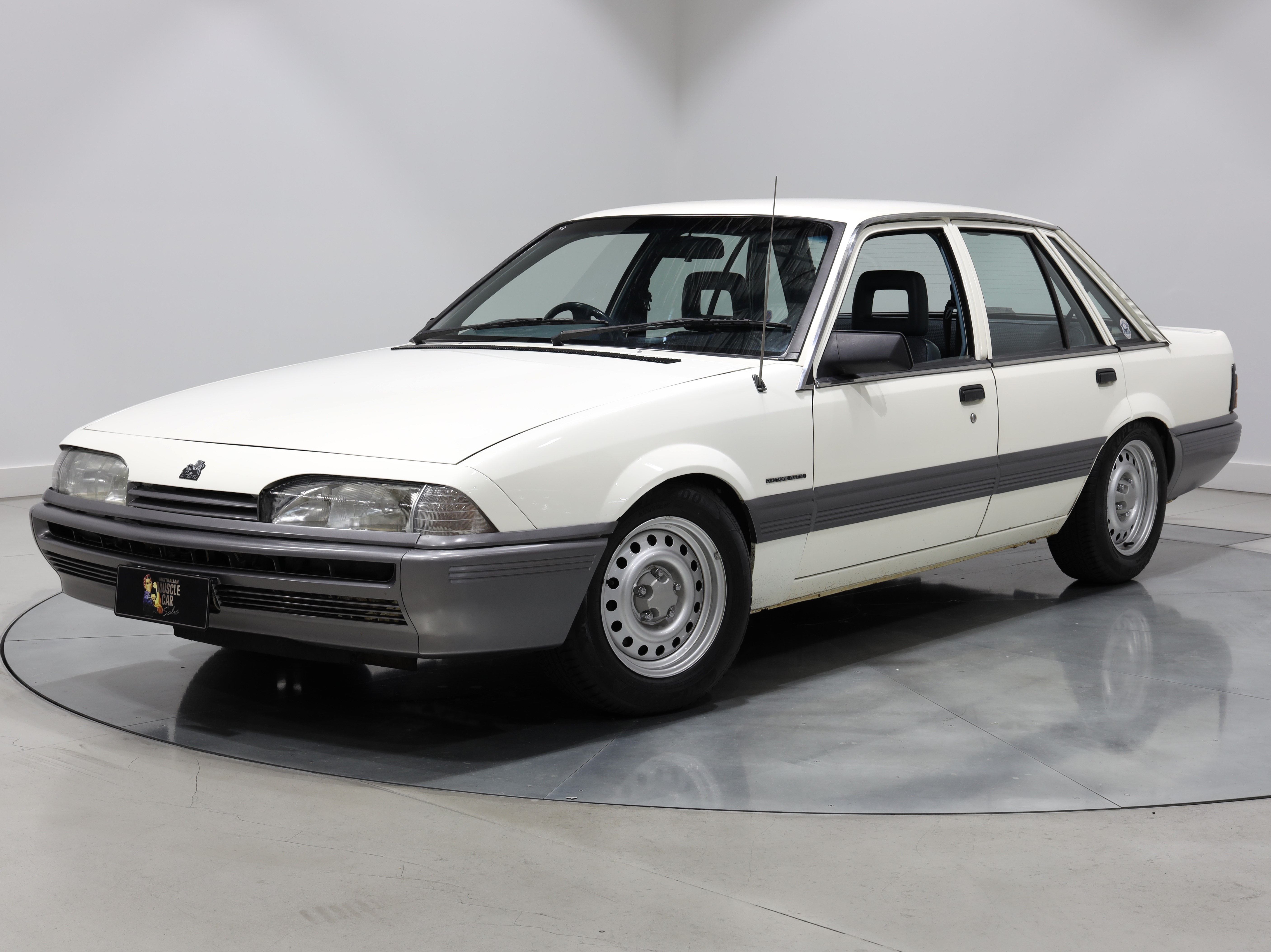 1988 Holden VL Commodore BT1 Turbo - Alpine White