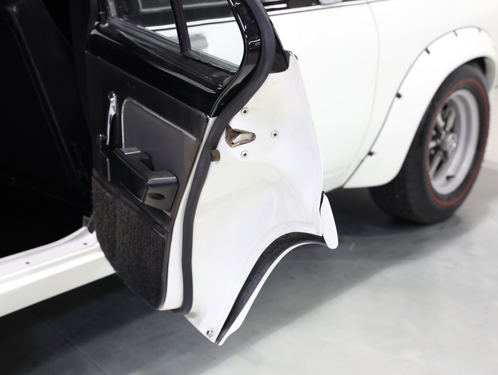 1974 Holden LH Torana L34 SLR 5000 - Glacier White