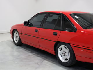1990 Holden VN  5.0L V8 - SV Enhanced Build No E789 - Maranello Red