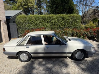 1985 Holden VK Commodore SL  4.9L V8 manual - 134 pack