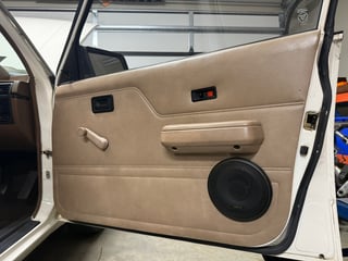 1985 Holden VK Commodore SL  4.9L V8 manual - 134 pack