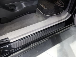 2004 Ford F-150 SVT Lightning RHD - Raven Black 