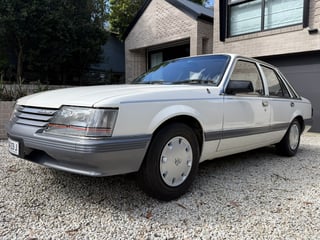 1985 Holden VK Commodore SL  4.9L V8 manual - 134 pack