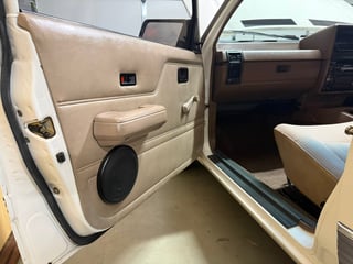 1985 Holden VK Commodore SL  4.9L V8 manual - 134 pack
