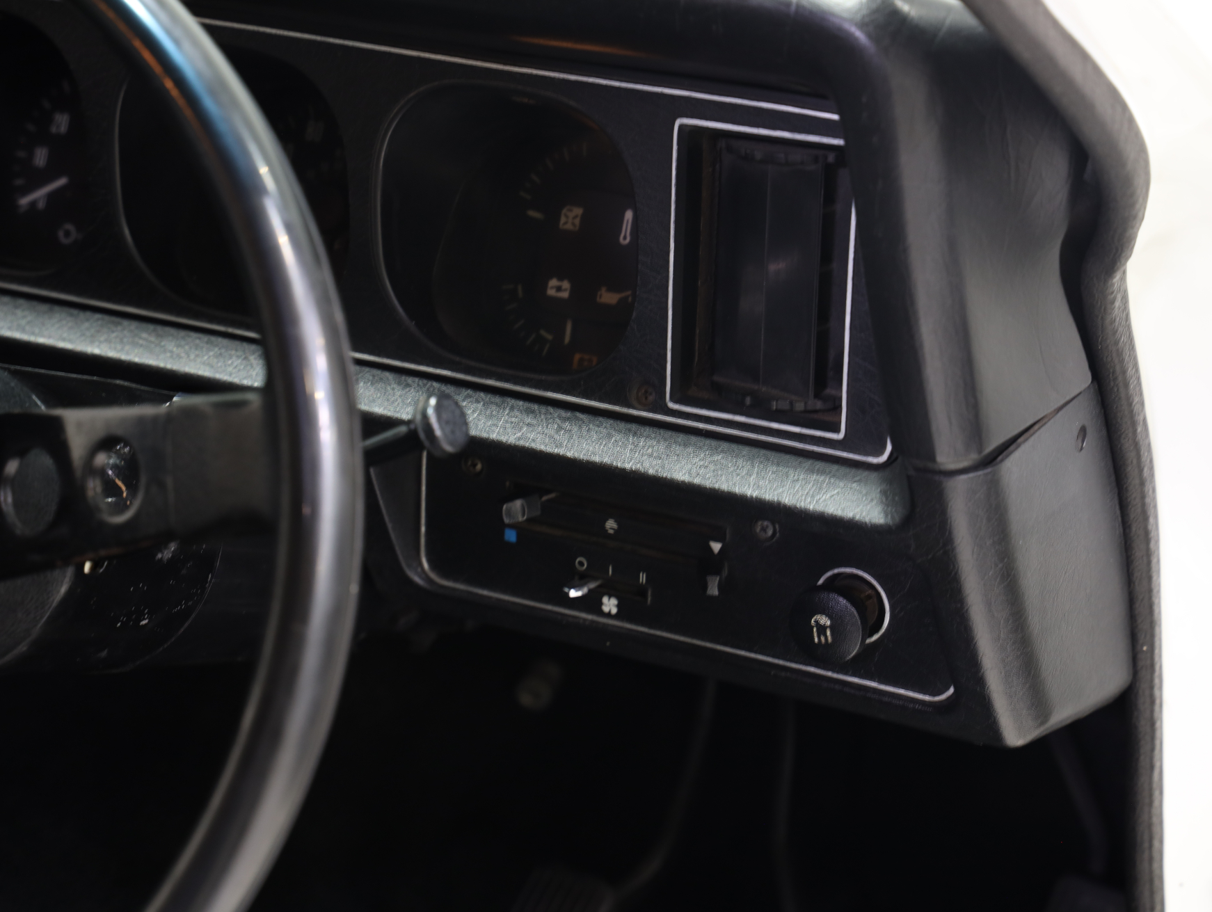 1974 Holden LH Torana L34 SLR 5000 - Glacier White