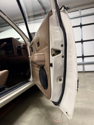 1985 Holden VK Commodore SL  4.9L V8 manual - 134 pack