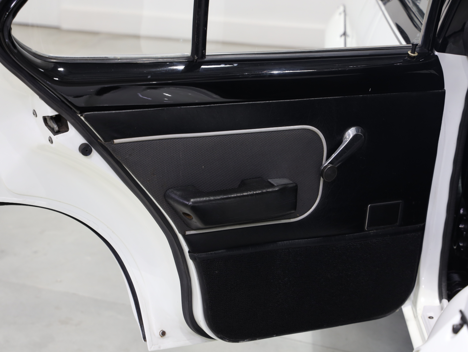 1974 Holden LH Torana L34 SLR 5000 - Glacier White