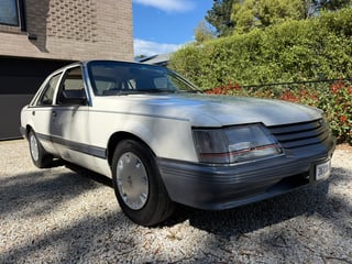 1985 Holden VK Commodore SL  4.9L V8 manual - 134 pack