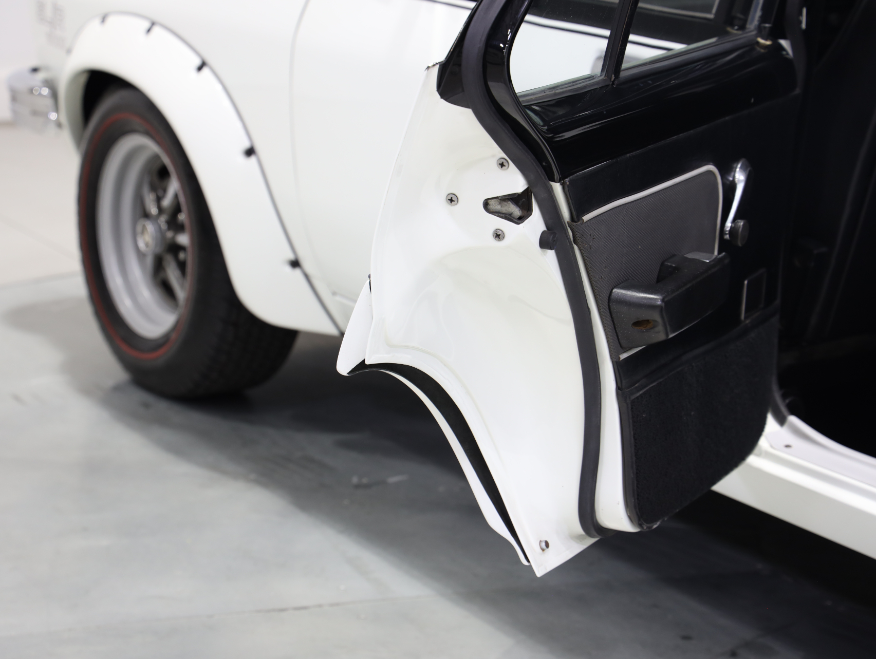 1974 Holden LH Torana L34 SLR 5000 - Glacier White