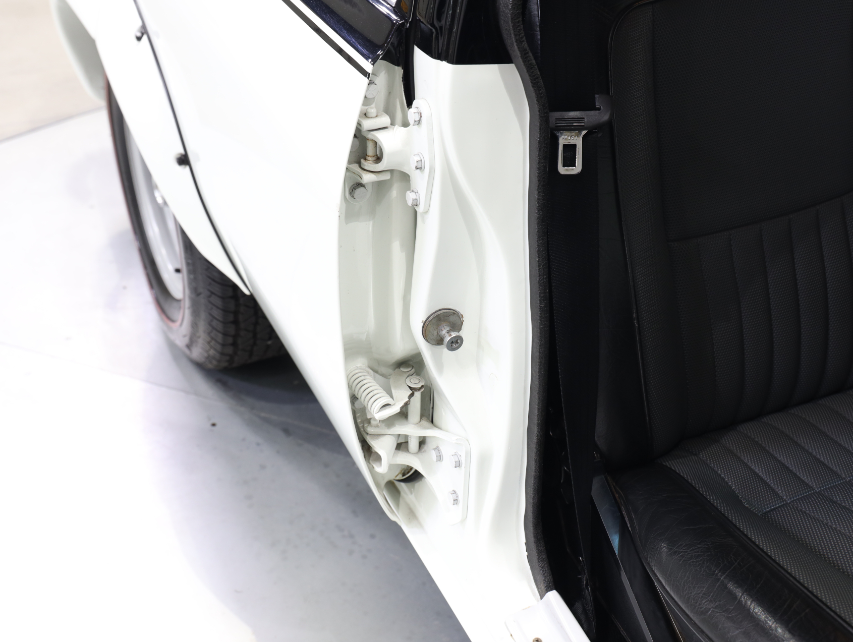 1974 Holden LH Torana L34 SLR 5000 - Glacier White