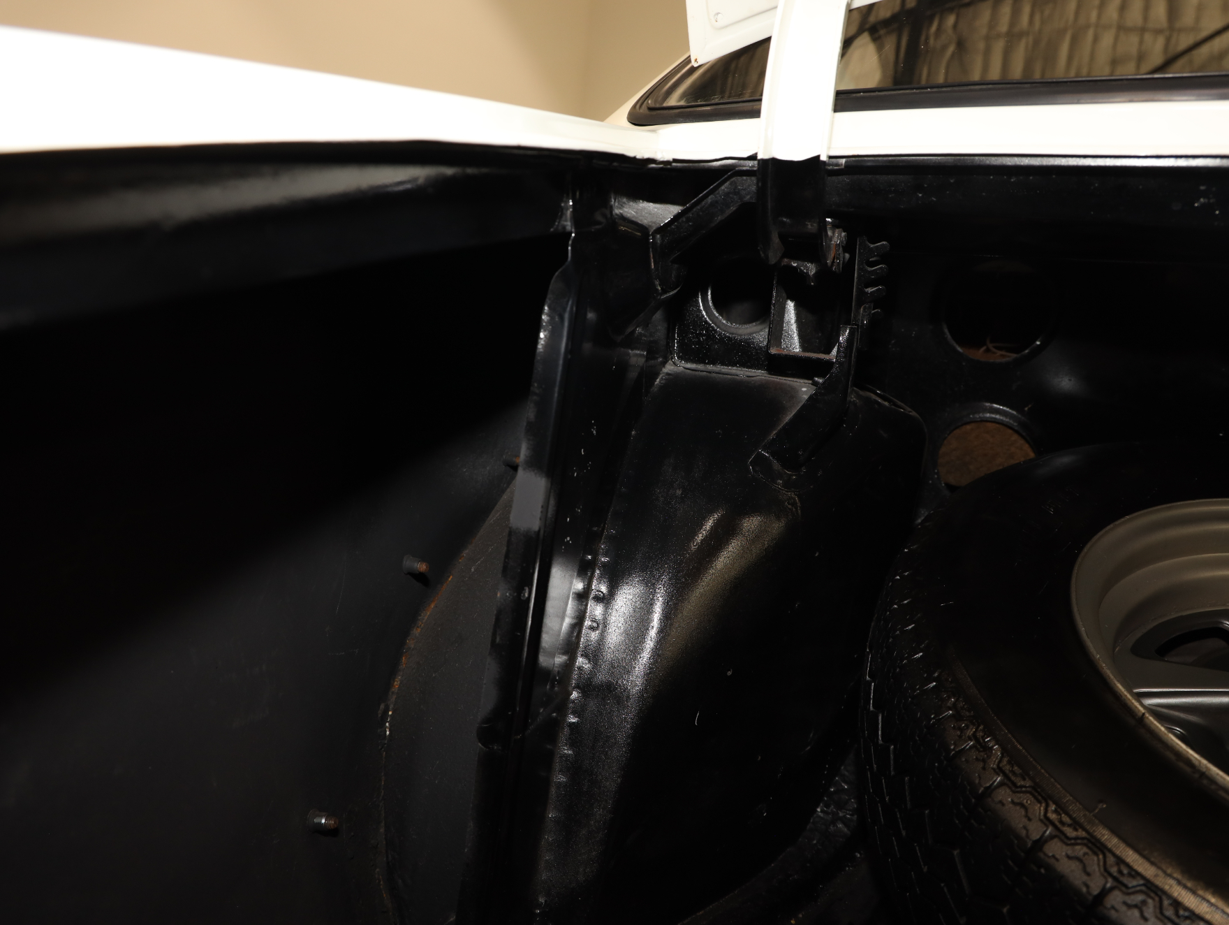 1974 Holden LH Torana L34 SLR 5000 - Glacier White