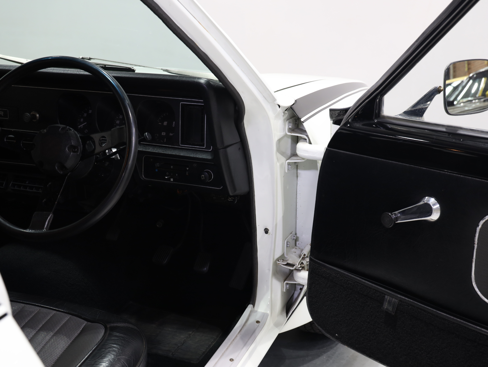 1974 Holden LH Torana L34 SLR 5000 - Glacier White