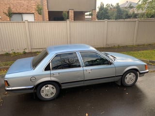 1982 VH SL/E Commodore 5 Litre V8 Shadow Tone