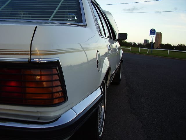VH Commodore SLE - Image 11296