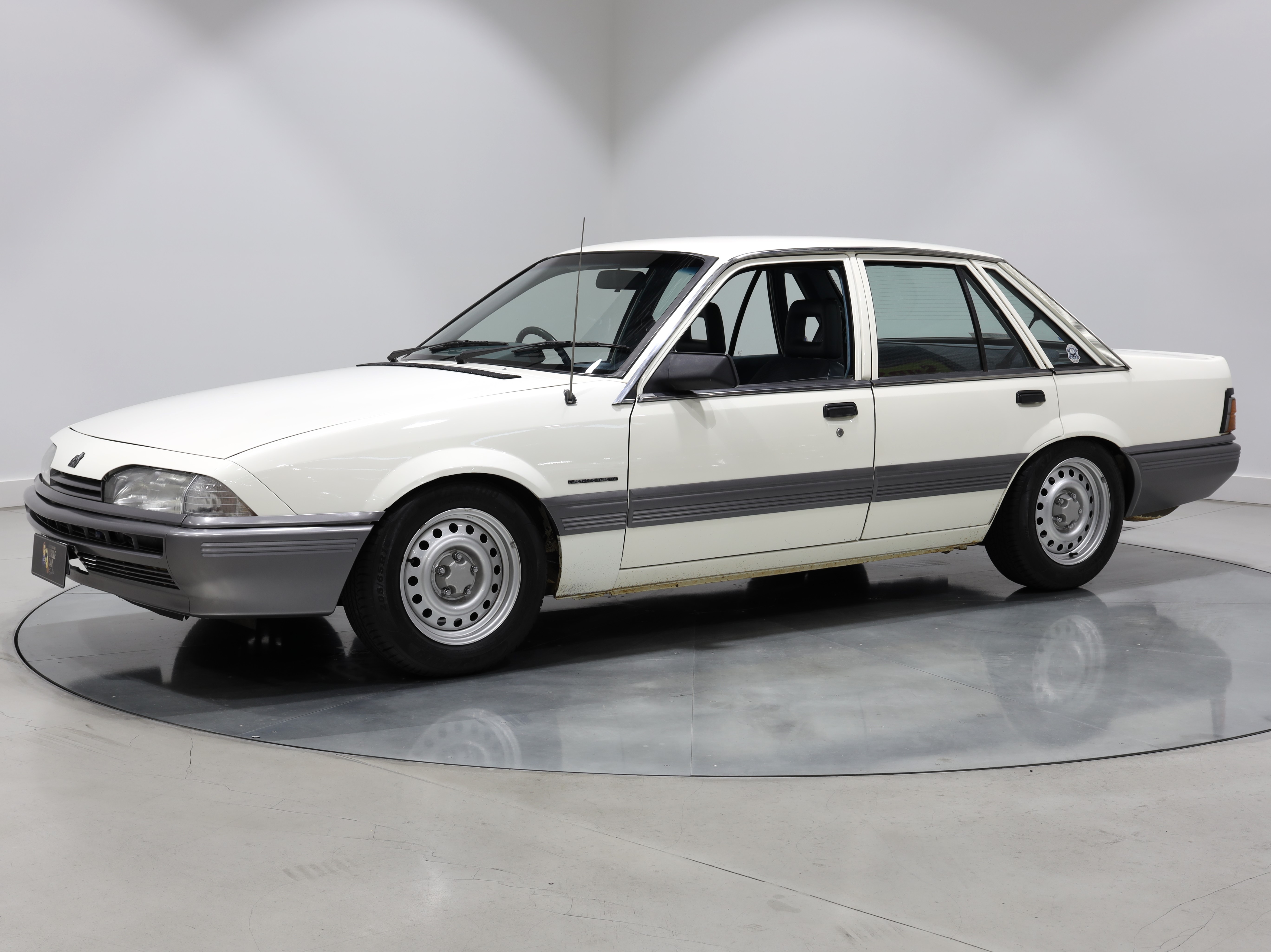 1988 Holden VL Commodore BT1 Turbo - Alpine White - Image 153705