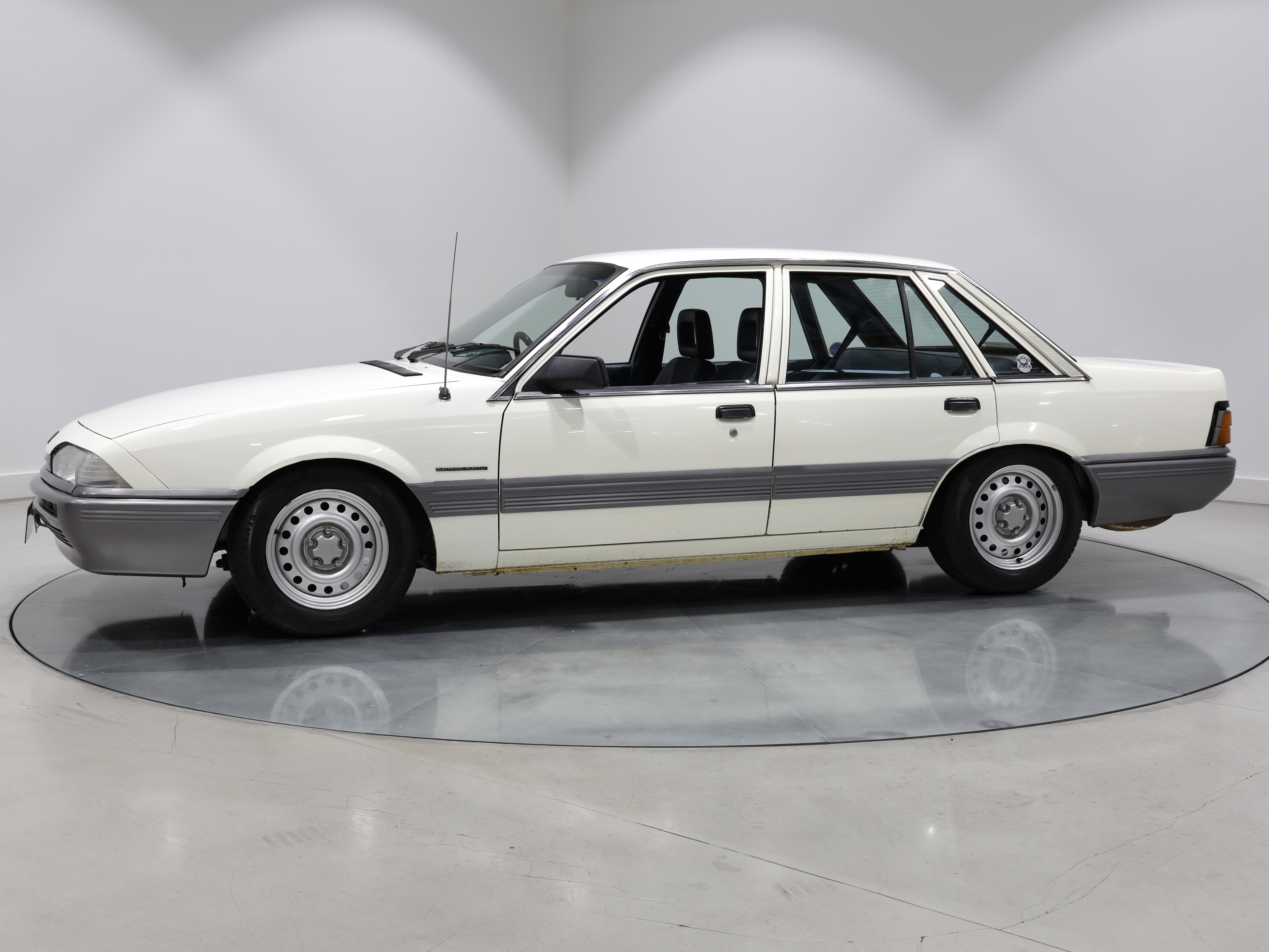 1988 Holden VL Commodore BT1 Turbo - Alpine White - Image 153708