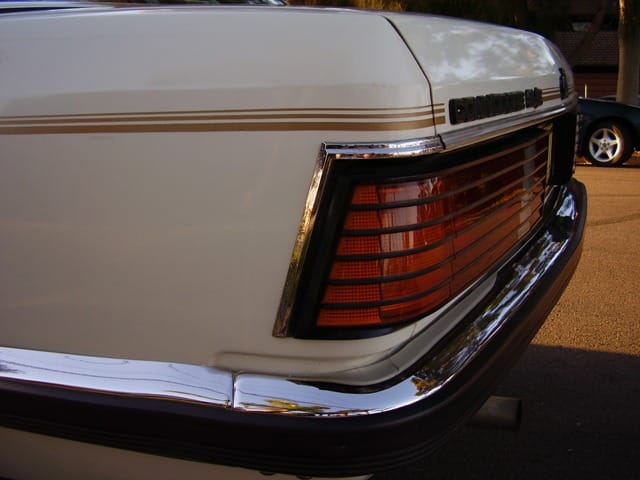 VH Commodore SLE - Image 11299