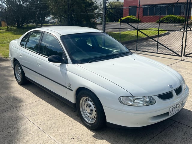 2000 VTII Commodore Executive  - Factory  5.7L Gen III LS1 6 spd Man - Image 153817