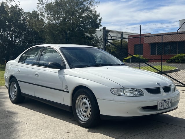 2000 VTII Commodore Executive  - Factory  5.7L Gen III LS1 6 spd Man - Image 153813