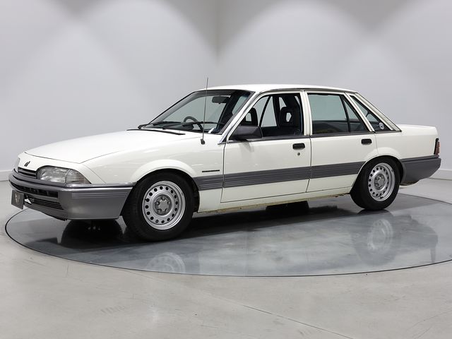 1988 Holden VL Commodore BT1 Turbo - Alpine White - Image 153705