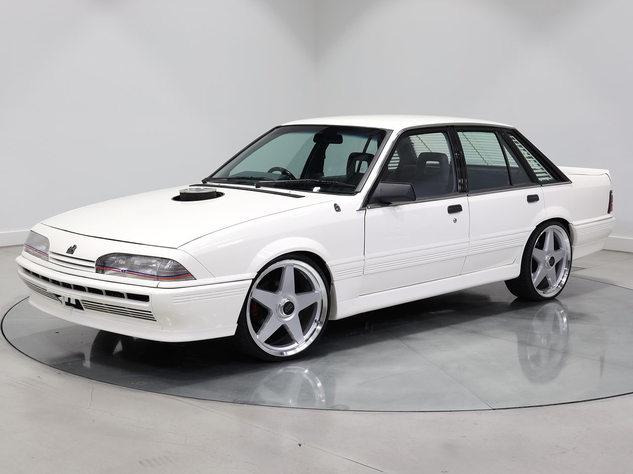 1986 Holden VL Commodore 4.9L V8 - Alpine White … - Image 140981